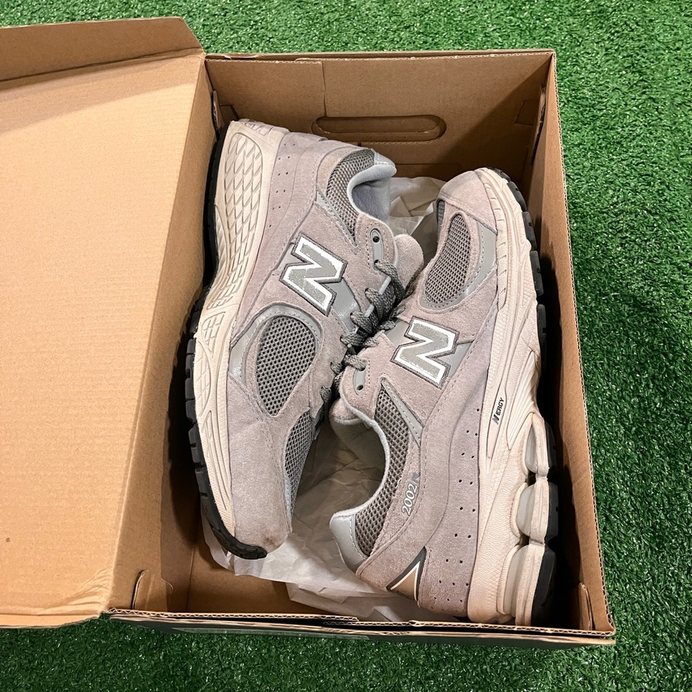New balance 2002r